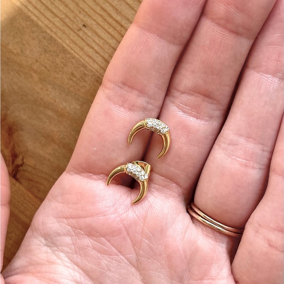 Gold half moon stud earrings - Picture 5 of 5